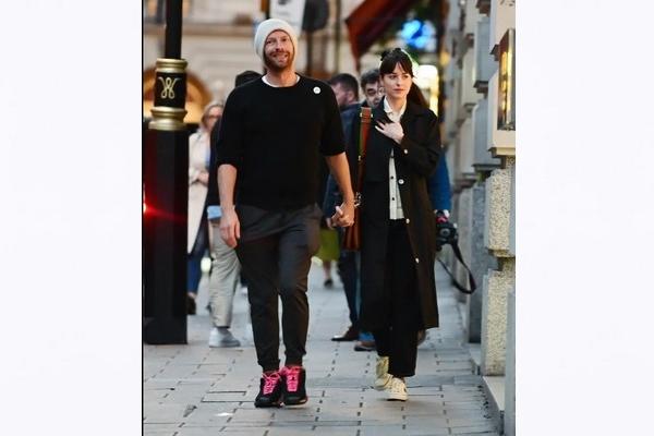 Tujuh Tahun Pacaran, Chris Martin dan Dakota Johnson Dikabarkan Putus