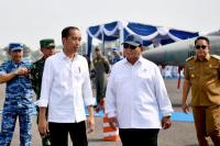 Jokowi dan Prabowo Tinjau Jet Tempur F-16 dan T-50 di Lanud Iswahjudi