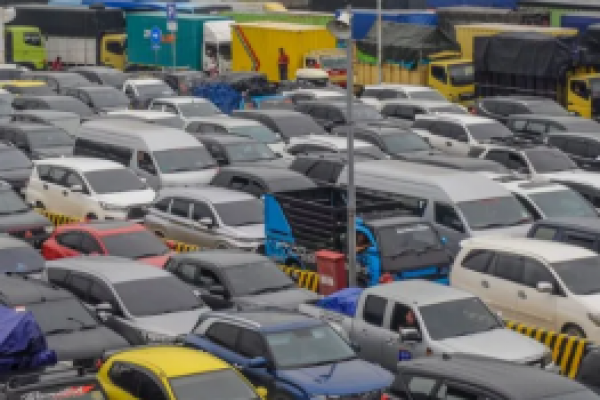 Dampak Cuaca Ekstrem, Pelabuhan Merak Padat Kendaraan