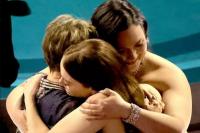 Momen Manis Oscar 2024, Emma Stone, Annette Bening, dan Lily Gladstone Saling Berpelukan