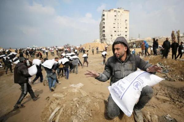 Pasukan Israel Serang Kerumunan yang Menunggu Bantuan di Gaza, 21 Orang Tewas!