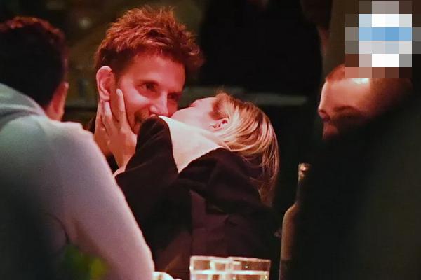 Bradley Cooper dan Gigi Hadid tampak mesra di New York City, Kamis (14/3/2024). (FOTO:THEIMAGEDIRECT.COM) 