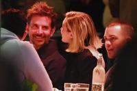 Makin Mesra, Bradley Cooper dan Gigi Hadid Berciuman di Restoran