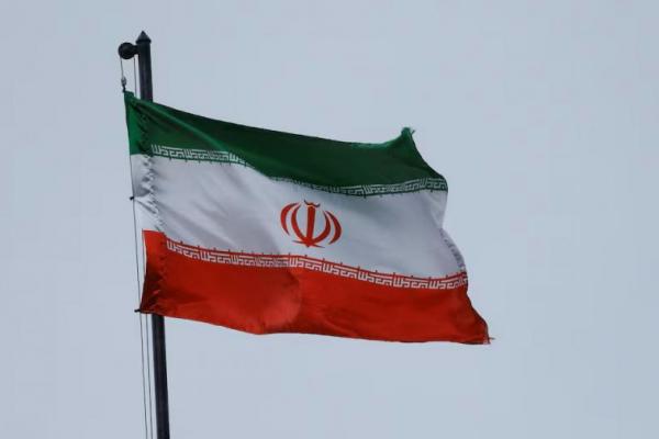 Bendera nasional Iran berkibar di atas gedung kedutaan Iran, di Kyiv, Ukraina 24 September 2022. REUTERS 