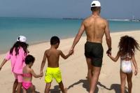Cristiano Ronaldo Liburan di Pantai Bareng Anak-anaknya, `Dekat dengan Surga`