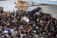 Warga Palestina berkumpul untuk menerima bantuan di Kota Gaza. REUTERS