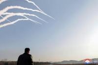 Kim Jong Un Awasi Latihan Penembakan dengan Peluncur Roket Super Besar