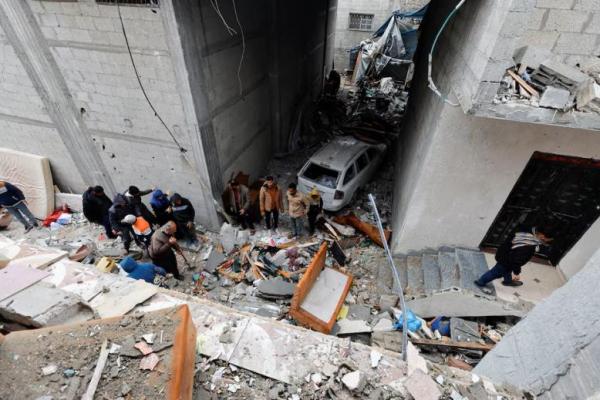 Warga Palestina memeriksa lokasi serangan Israel terhadap sebuah rumah di Rafah, di Jalur Gaza selatan, 19 Maret 2024. REUTERS 