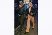 Bradley Cooper dan Gigi Hadid meninggalkan musikal Sweeney Todd di New York City pada Maret 2024. (FOTO: YOSIAW /BACKGRID)
