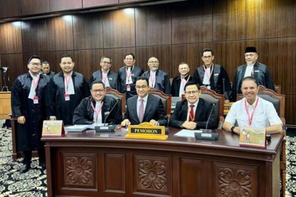 Paslon 01 Anies Baswedan dan Muhaimin Iskandar bersama para kuasa hukum Timnas AMIN di Gedung Mahkamah Konstitusi (MK), Rabu (27/3/2024). 