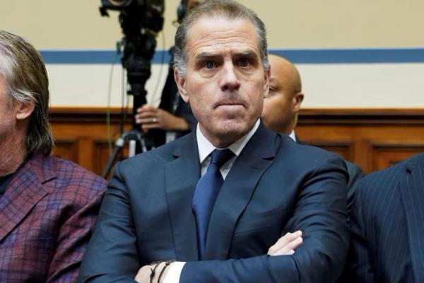 Hunter Biden, putra Presiden AS Joe Biden, muncul secara mengejutkan di Capitol Hill di Washington, AS, 10 Januari 2024. REUTERS 