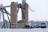 Perahu darurat bekerja di dekat bagian Jembatan Francis Scott Key yang runtuh, di Baltimore, Maryland, AS, 27 Maret 2024. REUTERS