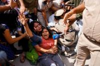 Polisi menahan pendukung Partai Aam Aadmi selama protes di New Delhi, India . REUTERS