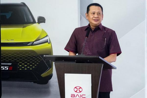 Ketua Ikatan Motor Indonesia (IMI) Bambang Soesatyo alias Bamsoet usai menyaksikan penandatangan kerjasama kontrak ekslusif antara PT JIO Distribusi Indonesia dengan BAIC Internasional di Tangerang Selatan, Kamis (28/3/24). 