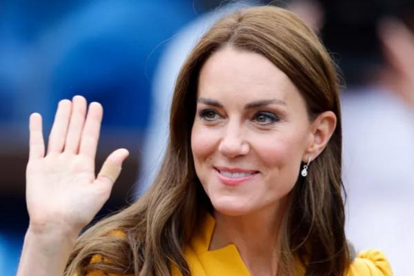 Kate Middleton tersenyum saat berkunjung ke Unit Bersalin Rumah Sakit Royal Surrey County di Rumah Sakit Royal Surrey County pada 5 Oktober 2022. (FOTO: GETTY IMAGE) 