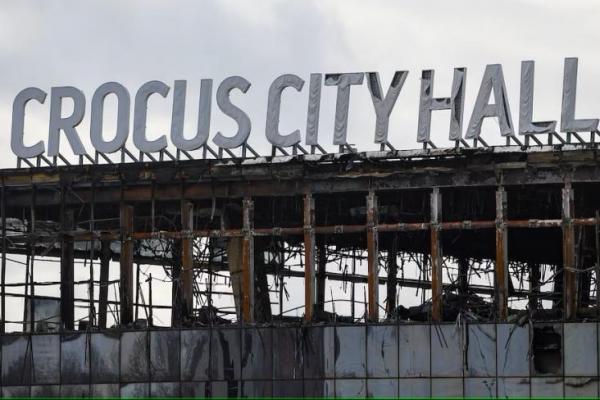 Pemandangan menunjukkan Balai Kota Crocus yang terbakar menyusul serangan di tempat konser di luar Moskow, Rusia, 26 Maret 2024. REUTERS 