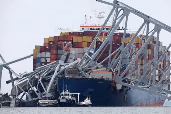 Pemandangan kapal kargo Dali yang menabrak Jembatan Francis Scott Key yang menyebabkannya runtuh di Baltimore, Maryland, AS, 27 Maret 2024. REUTERS 