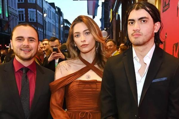 Prince Jackson, Paris Jackson dan Bigi Jackson tiba di preview MJ: The Musical di London. (FOTO:ALAN CHAPMAN/DAVE BENETT/GETTY) 