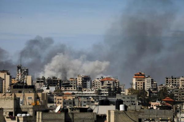 Asap mengepul selama serangan Israel di rumah sakit Al Shifa dan daerah sekitarnya, di Kota Gaza, 21 Maret 2024. REUTERS 