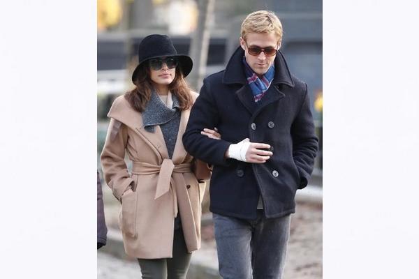 Dukung Ryan Gosling Berakting, Eva Mendes Rela Jadi Ibu Rumah Tangga demi Anak-anaknya. (FOTO: SPLASH NEWS) 