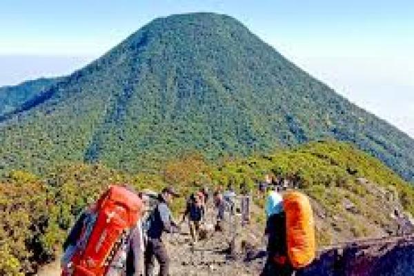 Gunung Gede Pangrango Masih Tertutup untuk Pendakian