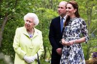 Ratu Elizabeth, Pangeran William dan Kate Middleton di taman Back to Nature yang dibantu Kate saat berkunjung ke RHS Chelsea Flower Show 2019 di London pada 20 Mei 2019. (FOTO: AFP/GETTY)