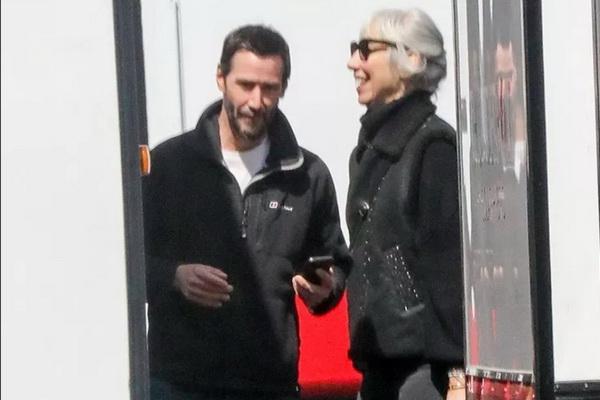 Keanu Reeves dan Alexandra Grant di lokasi syuting film mendatangnya Good Fortune. (FOTO:VEGAN / BACKGRID) 