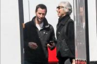 Keanu Reeves dan Alexandra Grant di lokasi syuting film mendatangnya Good Fortune. (FOTO:VEGAN / BACKGRID)