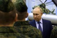 Putin berbicara dengan pilot militer di kota Torzhok, Rusia 27 Maret 2024. Sputnik via REUTERS