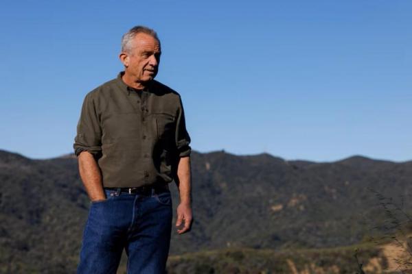 Kandidat presiden independen AS Robert F. Kennedy Jr. mendaki bersama anjingnya di Pegunungan Santa Monica, di Los Angeles, California, AS, 18 Maret 2024. REUTERS 