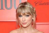 Menggemaskan, Taylor Swift Pakai Outfit Kelinci Rayakan Paskah Pertama Bersama Sang Ibu