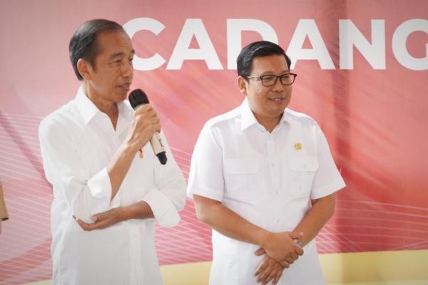 Kepala Badan Pangan Nasional atau National Food Agency (NFA) Arief Prasetyo Adi mendampingi Presiden Joko Widodo meninjau penyaluran bantuan pangan beras di Kabupaten Merangin, Jambi, Rabu (3/4/2024).(Foto:NFA)) 