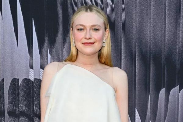 Bergaun Organza Techno Asimetris Koleksi Fendi, Dakota Fanning Menawan di Premier `Ripley`