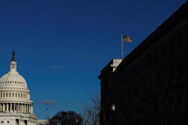 Bendera AS berkibar di atas Gedung Kantor Cannon House di Capitol Hill di Washington, AS 19 Desember 2022. REUTERS 