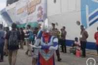 Ada-ada Saja, Pria Ini Pulang Kampung Pakai Kostum Ultraman