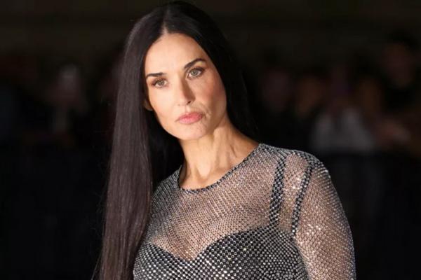 Rayakan Dolce & Gabbana di Italia, Demi Moore Berkilau dengan Gaun Perak Transparan