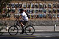Ilustrasi - seorang pria bersepeda (Foto: Reuters)