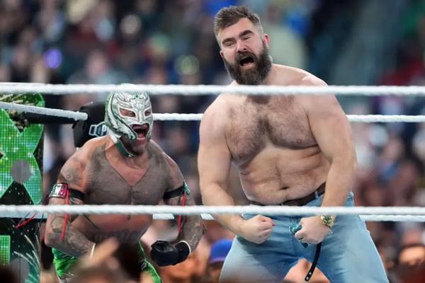 Jason Kelce Sebut `Kakak Ipar` Taylor Swift di Penampilan Kejutan Wrestlemania