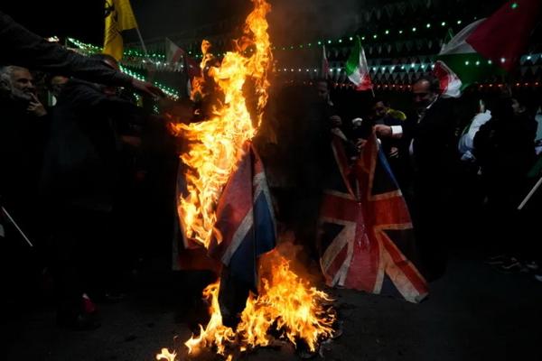 Di Teheran, pengunjuk rasa membakar gambar bendera Inggris selama pertemuan anti-Israel mereka untuk mengutuk pembunuhan anggota IRGC di Suriah. (FOTO: AP) 