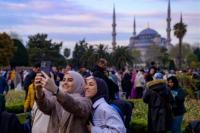Ilustrasi - orang-orang yang tidak tidur setelah subuh (Foto: AFP)