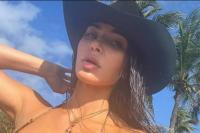 Liburan di Turks dan Caicos, Kim Kardashian Bergaya ala `Koboi Turki`
