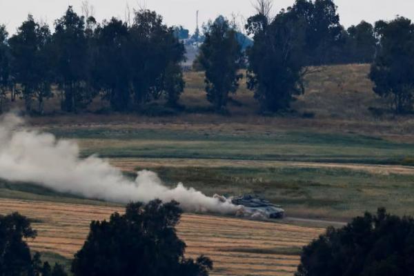 Tentara Israel berpatroli di sebuah tank dekat perbatasan Israel-Gaza, di pihak Israel 7 April 2024. REUTERS 