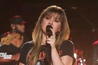 Kelly Clarkson Tampil Membara Bawakan Cover Lagu Edge of Midnight dari Miley Cyrus