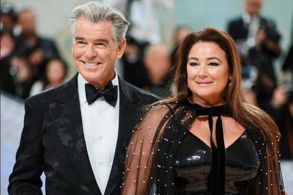 Keely Shaye Kenang Pertemuan dengan Aktor Tampan Pierce Brosnan 30 Tahun Lalu