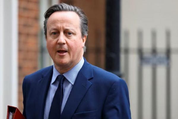 Menteri Luar Negeri Inggris David Cameron berjalan di Downing Street di London, Inggris, 13 Maret 2024. REUTERS 