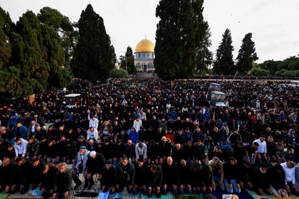 Departemen Wakaf Islam di Yerusalem mengatakan lebih dari 60.000 jamaah salat di Al-Aqsa, Rabu (10/4/2024). (FOTO: REUTERS)
