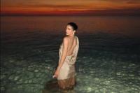 Seksi! Kylie Jenner Berendam di Pantai Turk dan Caicos dengan Gaun Backless