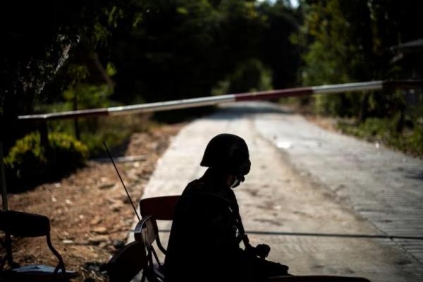 Seorang tentara Thailand duduk di depan penyumbatan jalan menuju perbatasan Thailand-Myanmar di distrik Mae Sot, provinsi Tak, Thailand, 19 Desember 2021. REUTERS 