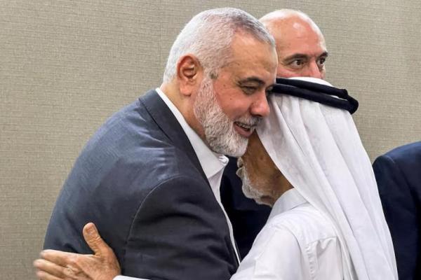 Ismail Haniyeh, pemimpin tertinggi kelompok Islam Palestina Hamas, bertemu dengan seseorang yang menyampaikan belasungkawa di Doha, Qatar 11 April 2024. REUTERS 