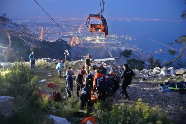 Anggota Otoritas Manajemen Bencana Turki mengambil bagian dalam operasi penyelamatan setelah kabin kereta gantung bertabrakan dengan tiang patah, di Antalya, Turki, 12 April 2024. Kantor Berita Ihlas via REUTERS 